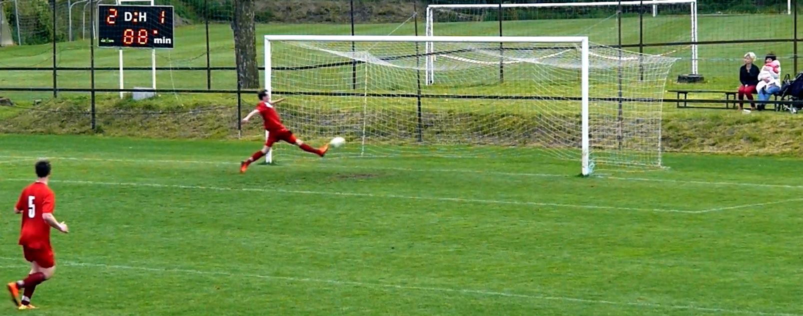 FK Jaroměř - TJ Červený Kostelec 10.5.2014, foto z videa: Václav Mlejnek FK Jaroměř - TJ Červený Kostelec 10.5.2014, foto z videa: Václav Mlejnek